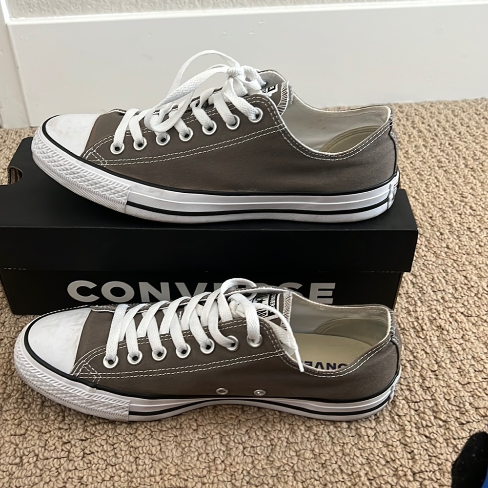 Converse low-top.